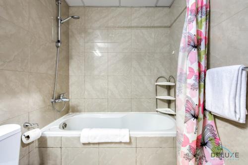 Koupelna v ubytování Tranquil 1BR at Marina Crown Dubai Marina by Deluxe Holiday Homes