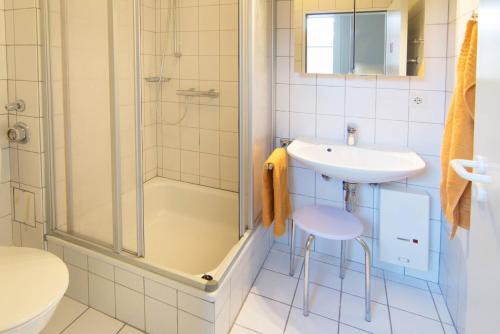ドルヌマージールにあるFerienwohnung Franziskaのバスルーム(シンク、シャワー、トイレ付)