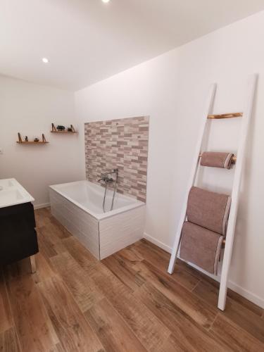 La salle de bains est pourvue d'une baignoire et d'un escalier. dans l'établissement Villa la Provence, Luxe, Confort et Joie de Vivre, à Carpentras