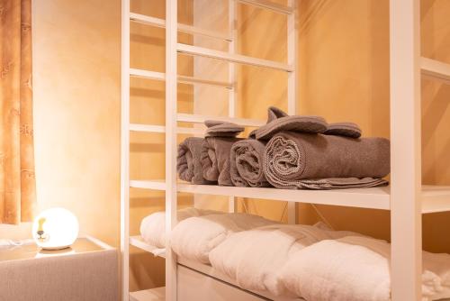 un mucchio di asciugamani su uno scaffale in una stanza di Leie Villa a Deinze