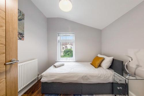 a small bedroom with a bed and a window at Stunning house in London