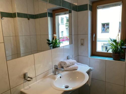 La salle de bains est pourvue d'un lavabo et d'un miroir. dans l'établissement Apartment 54, à Sankt Anton am Arlberg