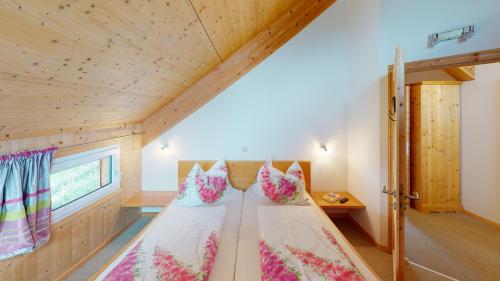 ein Schlafzimmer mit einem Bett in einem winzigen Haus in der Unterkunft Klippitzhimmel in Klippitztorl