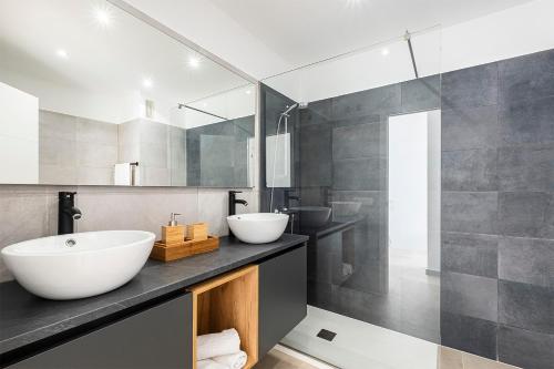 Ванна кімната в Villa Alisios Golf Luxury Tenerifesummervillas Heated pool