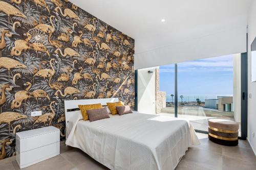 Un pat sau paturi într-o cameră la Villa Alisios Golf Luxury Tenerifesummervillas Heated pool