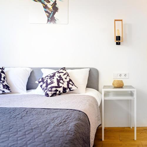 a bedroom with a bed and a side table at Вудхарт2 in Yasinya