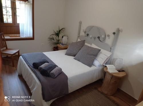 een slaapkamer met een bed met kussens erop bij Casa La Cañada in Santiago del Teide