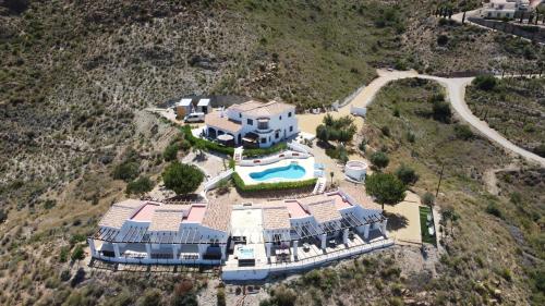 une vue aérienne sur une maison sur une montagne dans l'établissement Casa Bédar, à Bédar