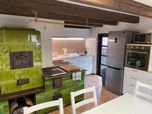 伏爾塔瓦河畔利普諾的住宿－Holiday house Lipno-Slupecna，厨房配有炉灶和冰箱。