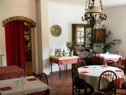 una sala da pranzo con due tavoli e sedie e una cucina di Agriturismo S.Lucia a Roccaforte Mondovì