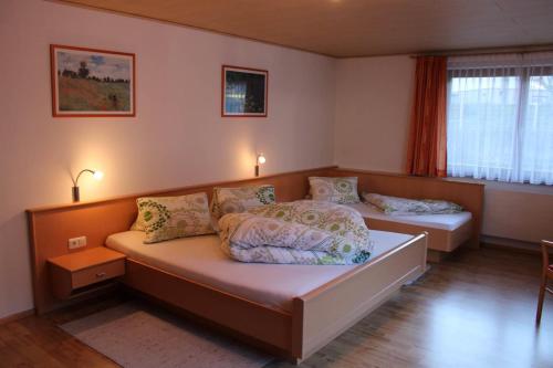 1 Schlafzimmer mit 2 Betten in einem Zimmer in der Unterkunft Bergjuwel in Schruns-Tschagguns