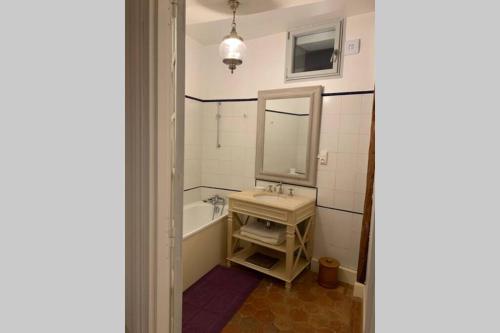 a bathroom with a sink and a mirror at Appartement entre Paris et CDG in Écouen