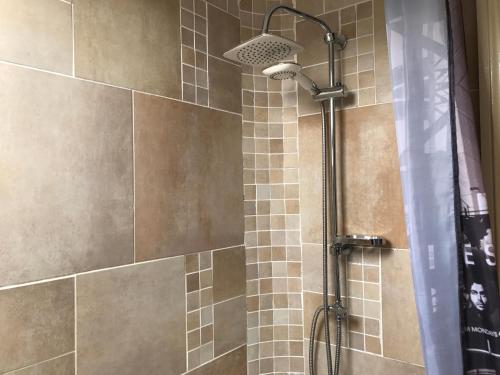 eine Dusche mit Duschkopf im Bad in der Unterkunft Acorn Guest House in Hull in Hull
