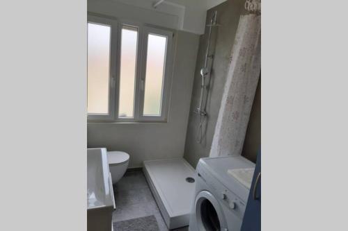uma casa de banho com uma máquina de lavar roupa e um WC em Apartment Lenka em Zadar