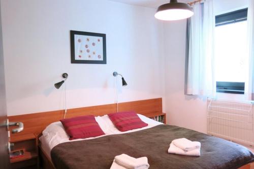 1 dormitorio con 1 cama con 2 toallas en Apartment Alpe, en Kranjska Gora