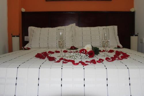 Una cama o camas en una habitación de Hotel Marina Suites By GEH Suites