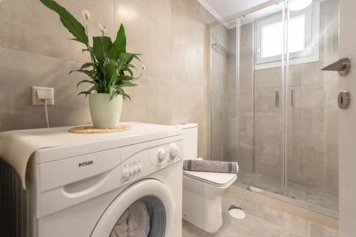 A bathroom at Casa EleMar Villa with Private Yard