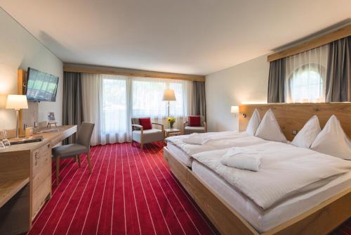 Postel nebo postele na pokoji v ubytování Sunstar Hotel Klosters