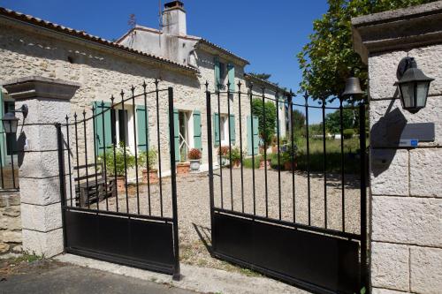 een ijzeren poort voor een gebouw bij La Yourte Mongole in Pondaurat