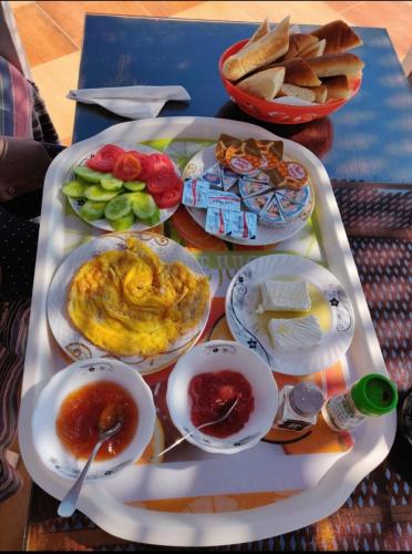 un vassoio di alimenti con diversi tipi di alimenti sopra di Luxor palace Apartments a Luxor