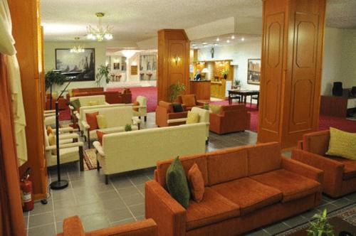 Ο χώρος του lounge ή του μπαρ στο Famissi Eden Hotel