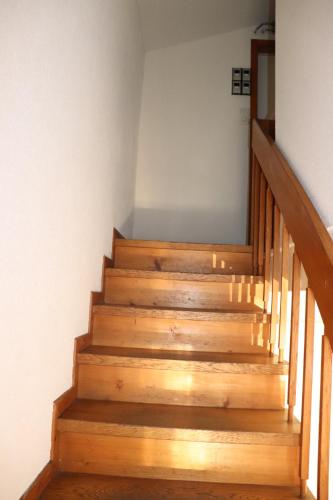 a staircase in a house with wooden steps at Royal Swiss Apartments in Ringgenberg