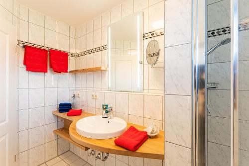 a bathroom with a sink and a shower at Jakobos Tapasbar in Eggstätt