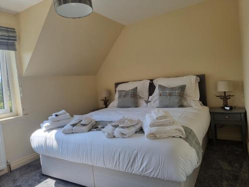 una camera da letto con un letto con asciugamani sopra di An Outdoor Enthusiasts Piece of Heaven a Gairlochy
