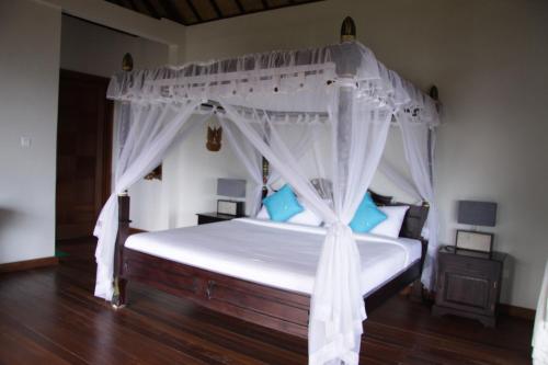 Кровать или кровати в номере Munduk Sari Resort