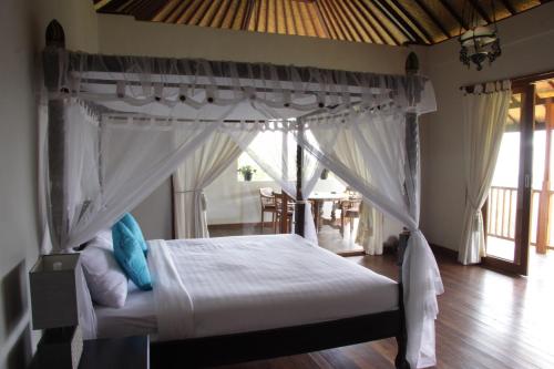 Кровать или кровати в номере Munduk Sari Resort