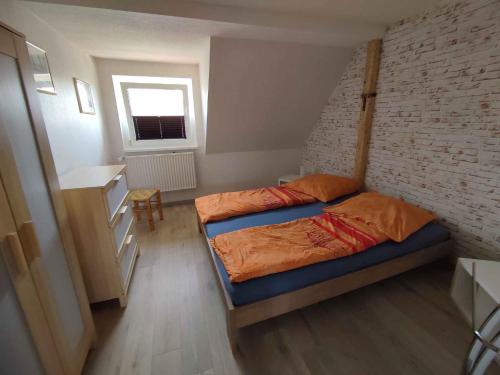 1 Schlafzimmer mit 2 Betten und Ziegelwand in der Unterkunft Apartment in Stralsund 2736 in Stralsund