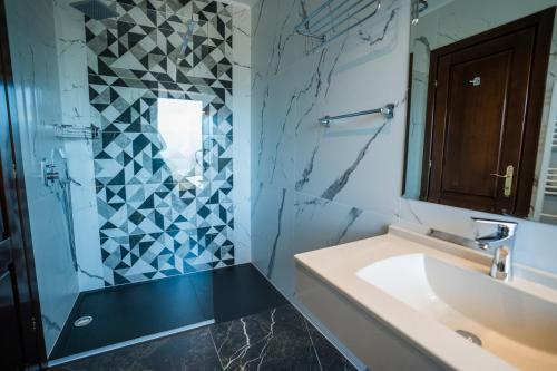 a bathroom with a sink and a mirror at Pensiunea Palace in Baile Felix