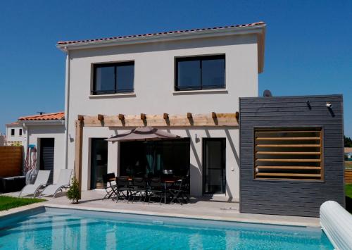 une villa avec piscine devant une maison dans l'établissement La Foret d'Armotte, à Saint-Augustin