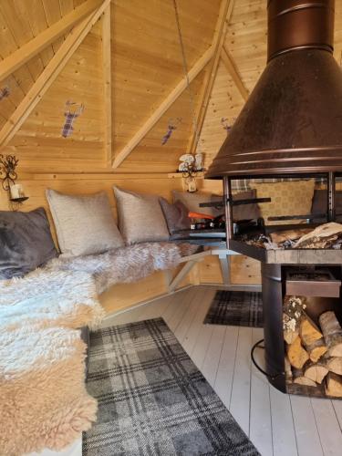 un letto in una stanza con una stufa di An Outdoor Enthusiasts Piece of Heaven a Gairlochy