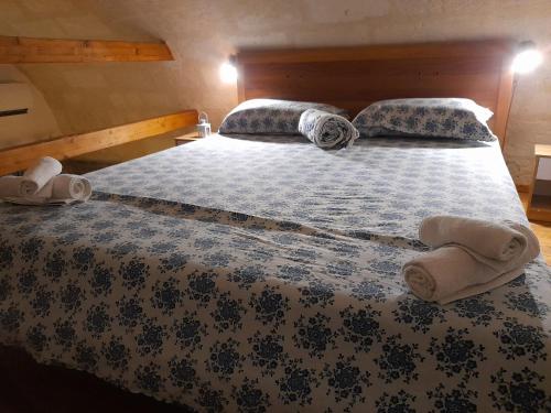 ein Schlafzimmer mit einem Bett mit Handtüchern darauf in der Unterkunft Casa Cuore in Taranto