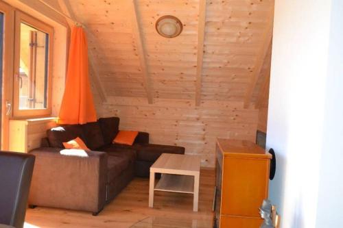 ein Wohnzimmer mit einem Sofa und einem Tisch in der Unterkunft Talhuette App.1 Lachtal 542 in Murau