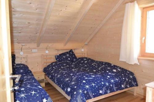 ein Schlafzimmer mit einem Bett in einer Holzhütte in der Unterkunft Talhuette App.1 Lachtal 542 in Murau