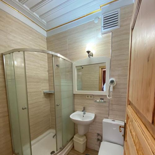 イスタンブールにあるKadıköy White Houseのバスルーム(シャワー、トイレ、シンク付)