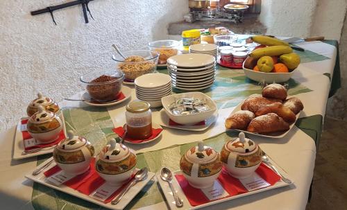 einen Tisch mit Speisen und Desserts in der Unterkunft Casa Cuore in Taranto