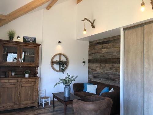 Photo de la galerie de l'établissement chalet avec vue lac, à Embrun