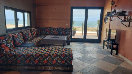 Зона вітальні в Maison de plage avec piscine et vue sur mer