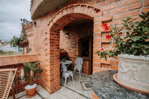 a brick building with two chairs and a table at Wellness Apartment, Spa i Sauna in Mieszkowice