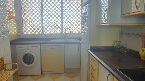 Η κουζίνα ή μικρή κουζίνα στο Apartamento en primera linea en la Playa de San Juan