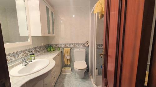 łazienka z białą umywalką i toaletą w obiekcie Apartamento en primera linea en la Playa de San Juan w mieście Benimagrell