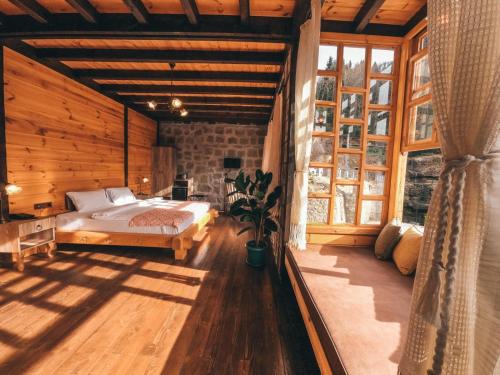 מיטה או מיטות בחדר ב-DUDİ KONAK HOTEL