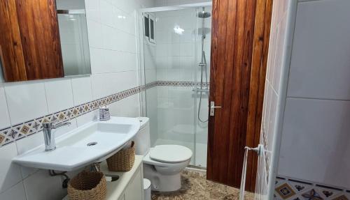 A bathroom at Vista Teide 305-306