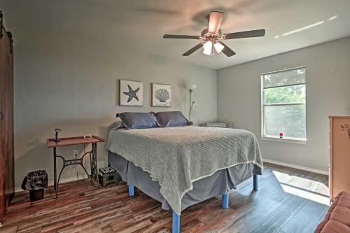 una camera con letto e ventilatore a soffitto di Relaxing Texas Getaway, 1 Mile to Boat Ramp! a Jefferson