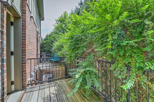 Zahrada ubytování Charming Springdale Townhome about 5 Mi to Dtwn!