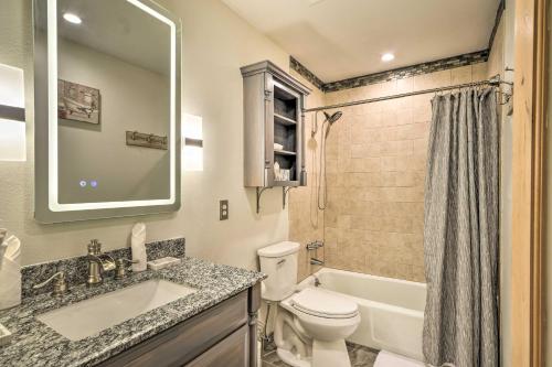 łazienka z toaletą, umywalką i wanną w obiekcie Estes Park Condo about 1 Mi to RMNP! w mieście Estes Park