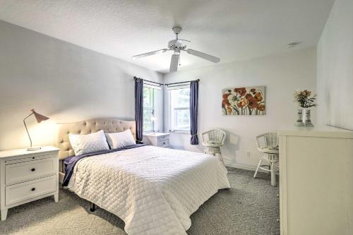 Ένα ή περισσότερα κρεβάτια σε δωμάτιο στο Sebastian Home with Lanai and BBQ about 7 Mi to Beach